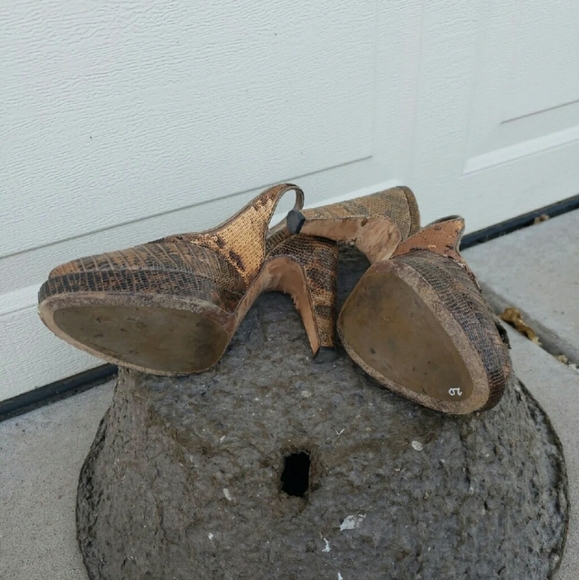 SEXY PRADA HEELS - Picture 3 of 6